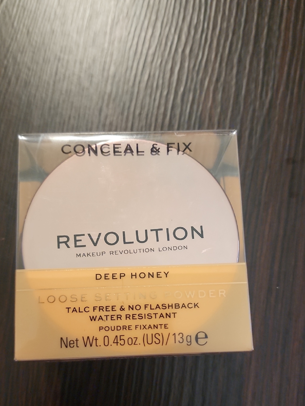 Revolution Conceal & Fix Loose Setting Powder - Deep Honey (white, yellow)